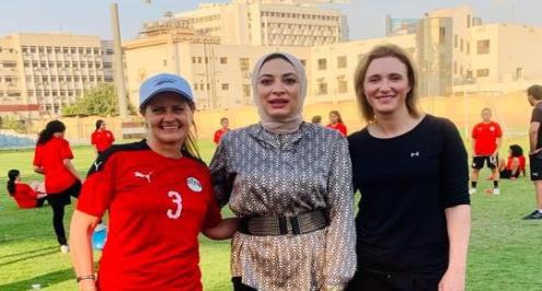 دينا الرفاعي تستقبل سفيرة نيوزيلندا في معسكر منتخب مصر